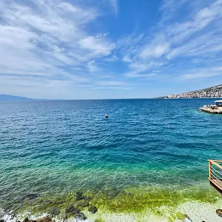 Orange Corner Apartment